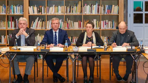 O presidente da Xunta, Alfonso Rueda, acompañado polo conselleiro de Cultura, Educación, FP e Universidades, Román Rodríguez, asiste ao primeiro pleno do ano do Consello da Cultura Galega