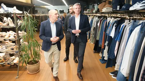 O titular do Goberno galego, Alfonso Rueda, acompañado do vicepresidente primeiro e conselleiro de Presidencia, Xustiza e Deportes, Diego Calvo, asiste á inauguración da nova sede de elPulpo. Bergondo, 17/1/24.