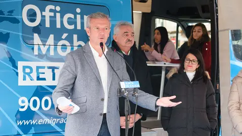 O presidente da Xunta, Alfonso Rueda, visita a Oficina Móbil de Asesoramento e Seguimento ao Retorno. Chantada, 22/1/24.