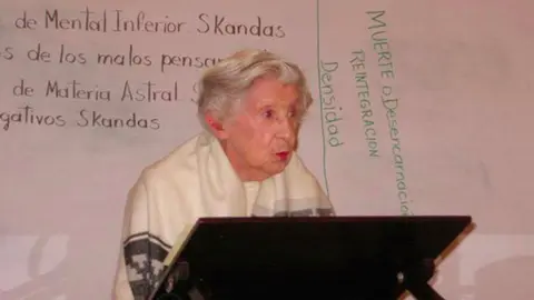 Elisa Díaz Riva impartindo unha conferencia en México.