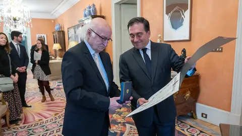 Albares condecora a Peter Rene 1