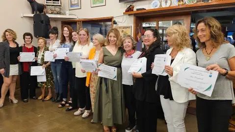 Centro Lalin-Algunas de las homenajeadas junto a las organizadoras del Día de la Mujer