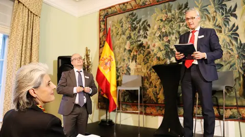 los ponentes, Rául Madrigal y Enrique Samper, y la embajadora Celsa Nuño