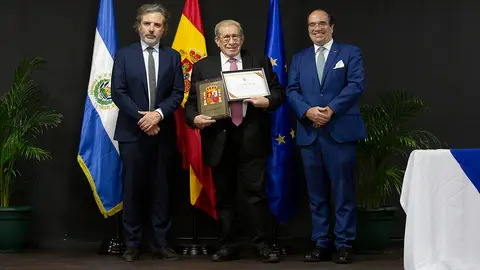 Embajada El Salvador. Entrega reconocimiento