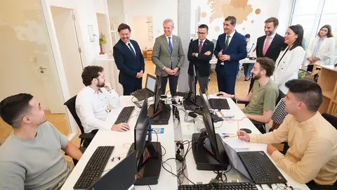 O titular do Executivo galego, Alfonso Rueda, acompañado do conselleiro de Emprego, Comercio e Xuventude, José González Vázquez, visita a sede da consultora tecnolóxica SDG para o anuncio da creación dun “hub” de intelixencia artificial. Sede de SDG (Santiago), 3/7/24.