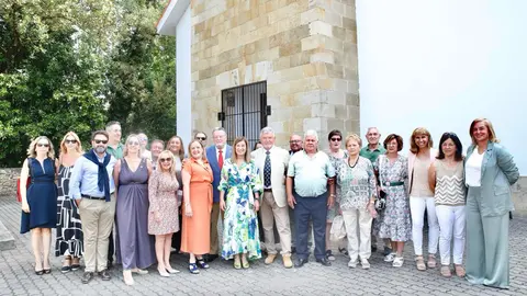Presidenta con representantes de las Casas de Cantabria