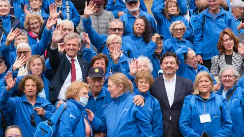O presidente da Xunta, Alfonso Rueda, sauda ás persoas participantes no Programa Reencontros con Galicia. Escalinata exterior do Mosteiro de San Martiño Pinario, 18/10/23.