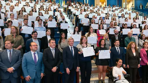 O titular do Goberno galego, Alfonso Rueda, acompañado do conselleiro de Cultura, Educación, FP e Universidades,  Román Rodríguez, participa nun encontro cos beneficiarios dos programa Bolsas de Excelencia Mocidade Exterior (BEME) 2023. Edificio Fontán (Cidade da Cultura, Santiago de Compostela), 13/06/2023.
