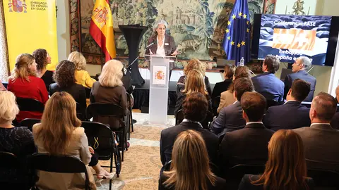 la embajadora de España dando la bienvenida a los asistentes y a los dos ponentes, Juanjo Marín y Montse Puig