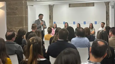 Miranda-mesa redonda emprego