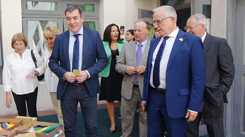 Roman Rodriguez y Juan José Nietos Roig _ a la derecha_ en el Colegio Sgo aApóstol