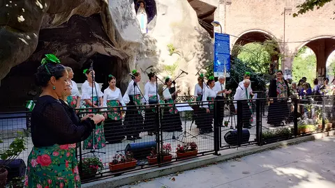 Coro y grupo de baile