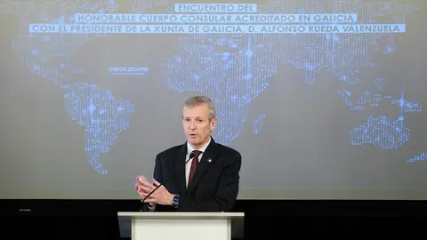 O presidente da Xunta, Alfonso Rueda, xunto ao conselleiro de Presidencia, Xustiza e Deportes, Diego Calvo, mantén un almorzo-coloquio co honorable Corpo Consular acreditado en Galicia. Hostal dos Reis Católicos, 9/1/25.