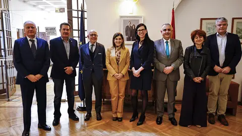MEX0000. CIUDAD DE MÉXICO (MÉXICO), 13/01/2025.- La presidenta de Cantabria, María José Sáenz de Buruaga (cuarta de i a d) y la embajadora de España en funciones, María Salcedo (quinta de i a d), posan luego de una reunión este lunes en la Embajada de España en México en la Ciudad de México (México). 
EFE/ Sashenka Gutiérrez
13 dic 24