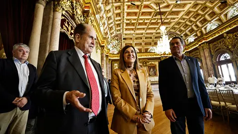 MEX0000. CIUDAD DE MÉXICO (MÉXICO), 13/01/2025.- La Presidenta de Cantabria, María José Sanz de Buruaga (c), el presidente de la Asociación Montañesa en México, Julio Gómez (d), y el presidente del casino español,  Augusto González Piñeiro (i), recorren el Casino Español de Mèxico, previo a una reunión con la Junta Directiva del Casino Español de México y de la Asociación Montañesa en México, este lunes en la Ciudad de México (México). EFE/ Sashenka Gutiérrez
13 ENE 24