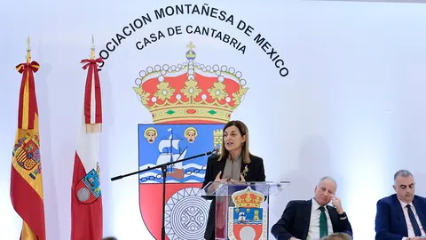 CIUDAD DE MÉXICO (MÉXICO), 16/01/2025.- La presidenta del Gobierno de Cantabria, María José Sáenz de Buruaga, participa en una reunión en la Asociación Montañesa de México, en Ciudad de México, dentro de los actos de su visita oficial al país. EFE/José Méndez