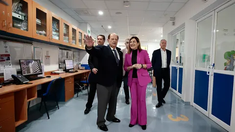 MEX00. CIUDAD DE MÉXICO (MÉXICO), 16/01/2025.-  La presidenta del Gobierno de Cantabria, María José Sáenz de Buruaga (d), visita el Hospital Español de la Ciudad de México acompañada por el presidente de la institución Daniel Suárez (i)  hoy, jueves 16 de enero de 2025. EFE/José Méndez 