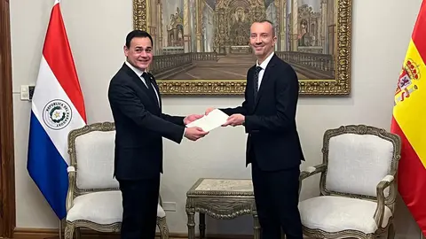 Embajador en Paraguay-Copias de Estilo 1