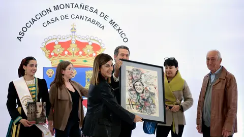 MEX00. CIUDAD DE MÉXICO (MÉXICO), 16/01/2025.-  La presidenta del Gobierno de Cantabria, María José Sáenz de Buruaga (c) recibe unos presentes otorgados por la Asociación Montañesa de México durante un acto celebrado en Ciudad de México  hoy, jueves 16 de enero de 2025. EFE/José Méndez