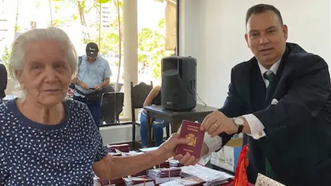 ENTREGA DE PASAPORTES ESPAÑOLES EN LECHERÍA 11 FEBRERO 2025 1