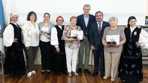 O presidente da Xunta, Alfonso Rueda, acompañado polo conselleiro de Emprego, Comercio e Emigración, José González, entrega a distinción A Barca de Sálvora a mulleres destacadas da colectividade galega, con motivo do Día internacional da Muller. Centro Galego de Avellaneda (Buenos Aires), 08/03/25.