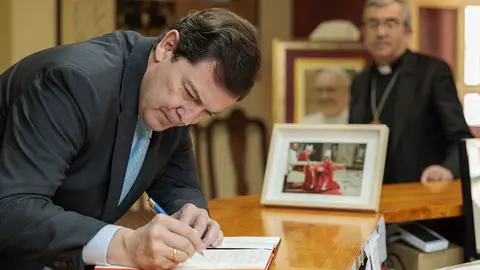 Mañueco-Condolencias Papa 1