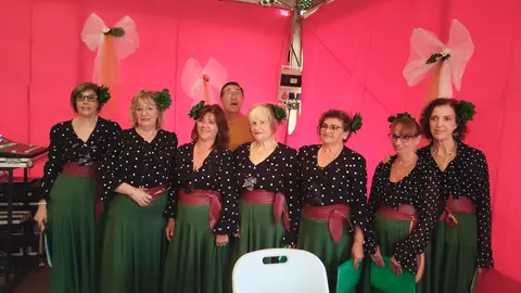 Vicente González con un grupo de mujeres participantes en los actos folclóricos
