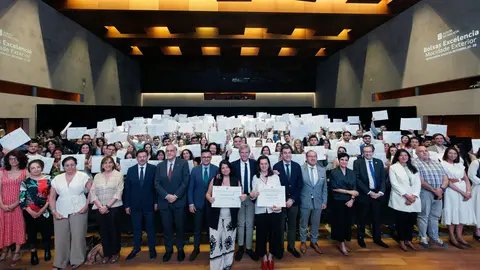 O titular do Executivo galego, Alfonso Rueda, acompañado polo conselleiro de Educación, Ciencia, Universidades e Formación Profesional, Román Rodríguez, e polo conselleiro de Emprego, Comercio e Emigración, José González, asiste á entrega de diplomas e encontro cos beneficiarios do programa Bolsas de Excelencia Mocidade Exterior (BEME) 2024/2025. Palacio de Congresos e Exposicións de Galicia (Santiago de Compostela) 18/06/25.