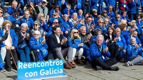 13,15 h.-             O conselleiro de Emprego, Comercio e Emigración, José González, acompañado do secretario xeral da Emigración, Antonio Rodríguez Miranda, participa na recepción aos participantes do programa Reencontros con Galicia. Na Praza da Quintana. foto xoán crespo