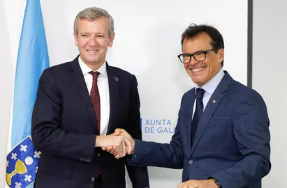 O presidente da Xunta, Alfonso Rueda, acompañado polo conselleiro de Sanidade, Antonio Gómez Caamaño, e o conselleiro de Emprego, Comercio e Emigración, José González, asina un convenio de colaboración coa Asociación Española de Socorros Mutuos de Montevideo. CHUAC (A Coruña), 17/7/25.