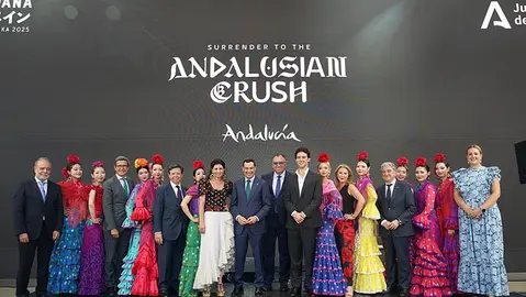 Moreno en Japón. Foto de familia de la delegación andaluza durante la celebración del Día de Andalucía en la Exposición Universal de Osaka 2025.