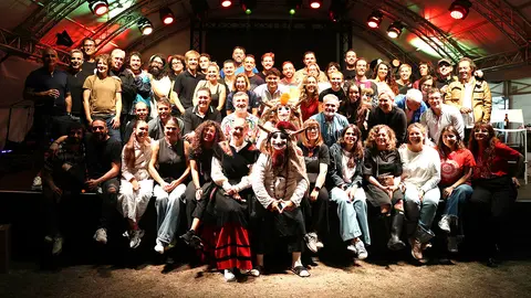 foto familia. Elenco artistas participantes, organización...