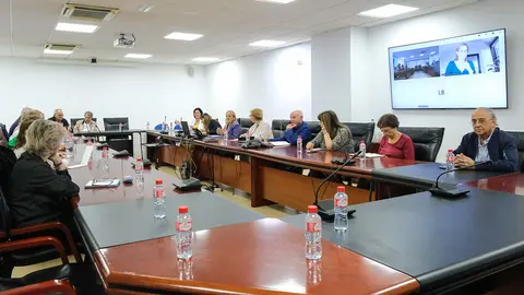 17:00 horas. Sala de reuniones 1º planta, Peña Herbosa. La consejera de Presidencia, Justicia, Seguridad y Simplificación Administrativa, Isabel Urrutia, se reúne con representantes de los centros regionales en Cantabria. 22 de octubre de 2025 © Raúl Lucio