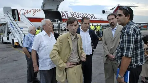 3.Embajador Saldivar Recibiendo ayuda humanitaria de España a Cuba