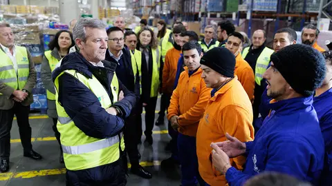 O titular do Executivo galego, Alfonso Rueda, acompañado do conselleiro de Emprego, Comercio e Emigración, José González, visita ao Grupo Gadisa no marco do programa Retorna Cualifica Emprego. GADISA (Betanzos), 02/12/25.