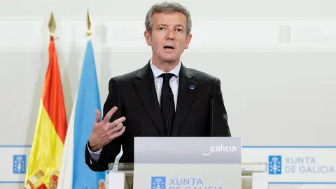 O titular do Executivo galego, Alfonso Rueda, acompa&ntilde;ado pola conselleira de Medio Rural, Mar&iacute;a Jos&eacute; G&oacute;mez, na rolda de prensa posterior &aacute; reuni&oacute;n do Consello da Xunta. Sala do Consello, 09/12/25.