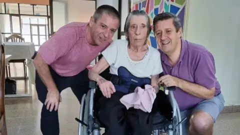 Madre de Mario Alvarez copia