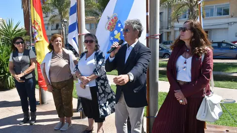 Uru-Dia Mujer-consul-hablando