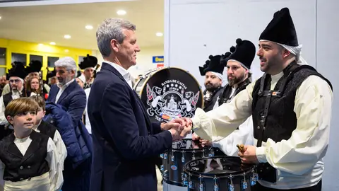 O presidente da Xunta, Alfonso Rueda, acompa&ntilde;ado polo conselleiro de Emprego, Comercio e Emigraci&oacute;n, Jos&eacute; Gonz&aacute;lez, sauda a representantes de entidades galegas na Su&iacute;za e participa no encontro coa colectividade de Z&uacute;rich-Galicia Calidade, organizado coa colaboraci&oacute;n da Asociaci&oacute;n As Xeitosi&ntilde;as. Pavill&oacute;n Deportivo Cooperativo Unterrohr Schlieren (Schlieren)-Z&uuml;rich, 14/03/26.