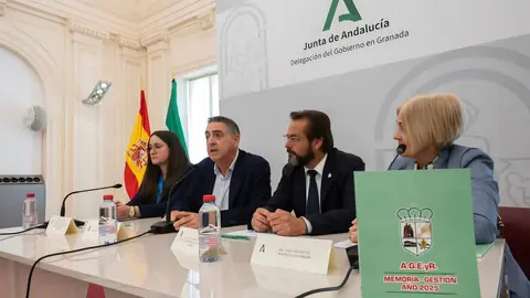 Mesa de autoridades y presidenta de AGEyr