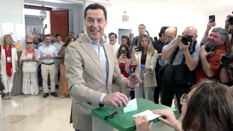 3.Juanma Moreno votando 2