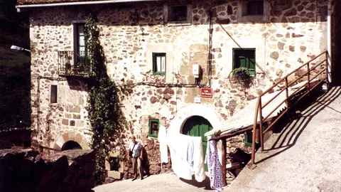 Foto 2-Marina Ruesta en la casa que fuera de la Familia Garganta Gadea, Montenegro de Cameros, Provincia de Soria, 1999.