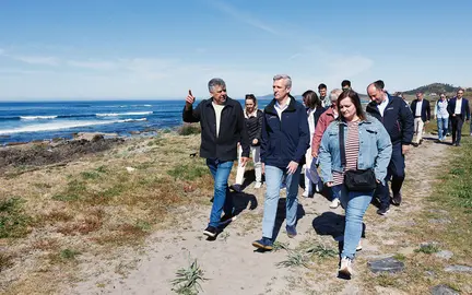 O presidente da Xunta, Alfonso Rueda, acompa&ntilde;ado da conselleira de Medio Ambiente e Cambio Clim&aacute;tico, &Aacute;ngeles V&aacute;zquez, asiste a un encontro coas entidades que traballaron na definici&oacute;n do Cami&ntilde;o do Litoral e percorre un treito do mesmo. Faro de Lari&ntilde;o (Carnota), 01/04/26.