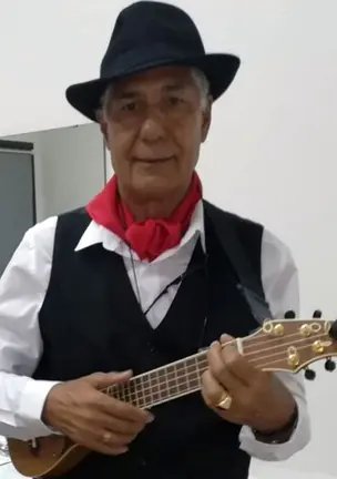 Eladio Gonzalez tocando el tiple