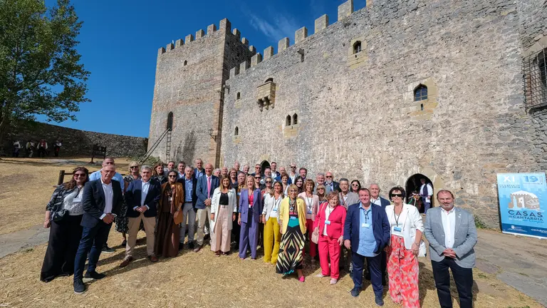 11:45 horas. Castillo de Argüeso, Hermandad de Campoo de Suso. La presidenta de Cantabria, María José Sáenz de Buruaga, preside el XI Encuentro de Casas de Cantabria. 19 de septiembre de 2025 © Raúl Lucio