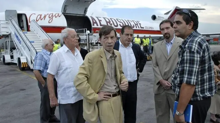 3.Embajador Saldivar Recibiendo ayuda humanitaria de España a Cuba