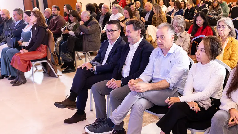 12,15 h.-             O conselleiro de Emprego, Comercio e Emigraci&oacute;n, Jos&eacute; Gonz&aacute;lez, acompa&ntilde;ado polo secretario xeral da Emigraci&oacute;n, Antonio Rodr&iacute;guez Miranda, participar&aacute; nun encontro con emprendedores retornados beneficiarios do Programa Merlo. No hotel Eurostars San L&aacute;zaro (avda Fernando Casas Novoa s/n). Foto Xo&aacute;n Crespo