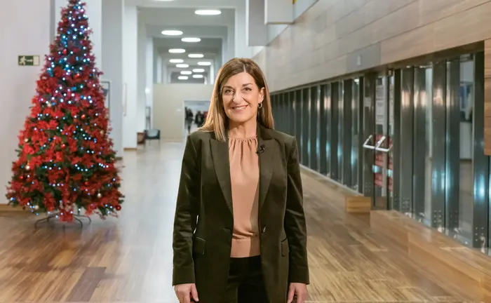 17:00 horas. Hospital Valdecilla. Hall del Edificio 2 de noviembre. La presidenta de Cantabria, Mar&iacute;a Jos&eacute; S&aacute;enz de Buruaga, graba el mensaje de Navidad. 19 de diciembre de 2025 &copy; Ra&uacute;l Lucio