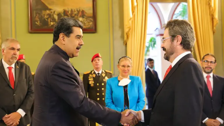 EMBAJADOR SANTOS PRESENTA CREDENCIALES ANTE  MADURO 1