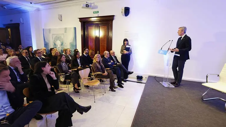 O titular do Executivo galego, Alfonso Rueda, acompa&ntilde;ado da conselleira de Econom&iacute;a e Industria, Mar&iacute;a Jes&uacute;s Lorenzana, participa na inauguraci&oacute;n da Oficina Econ&oacute;mica de Galicia en Madrid, na que participaron a consejera de Econom&iacute;a da Comunidade de Madrid, Roc&iacute;o Albert L&oacute;pez-Ibor, e o presidente ejecutivo de Hijos de Rivera, Ignacio Rivera. Casa de Galicia (Madrid), 22/01/26.
